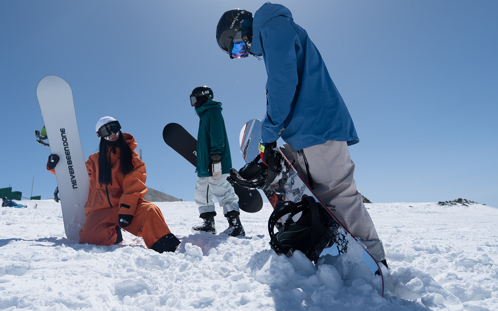 Blackboard 6.0 Sky Mirror Carving Snowboard lifestyle image 1