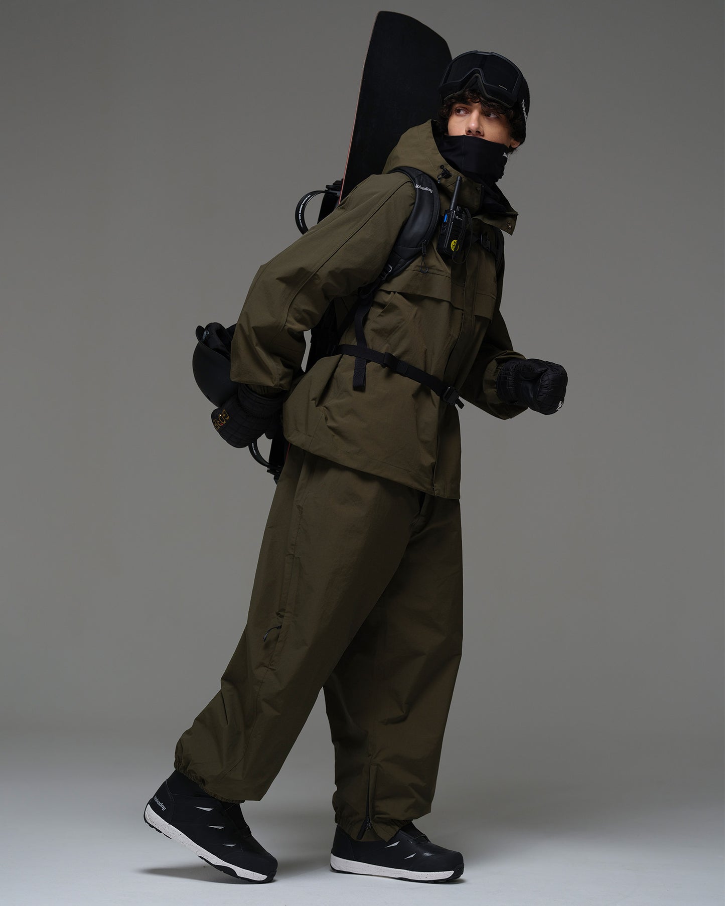 Full-body snowboard look featuring the dark green NOBADAY Pure Free snow jacket and matching pants