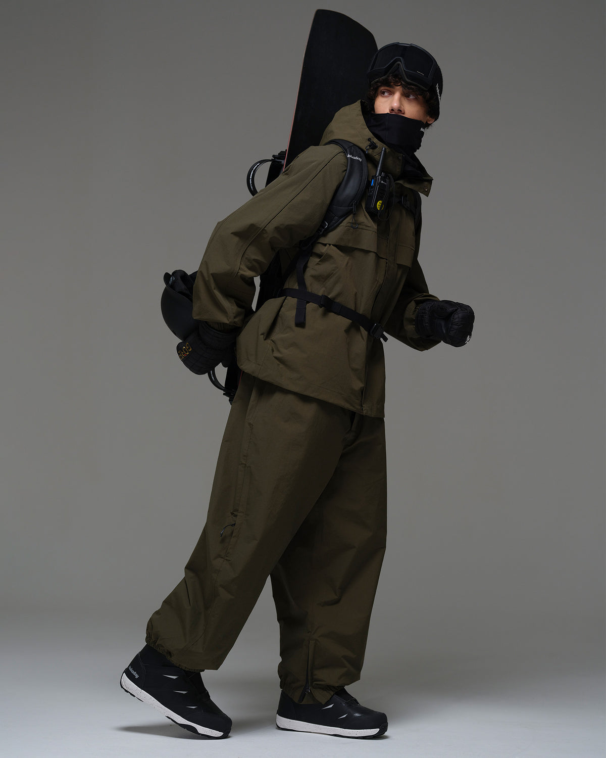 Full-body snowboard look featuring the dark green NOBADAY Pure Free snow jacket and matching pants