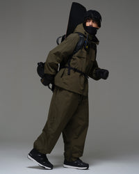 Full-body snowboard look featuring the dark green NOBADAY Pure Free snow jacket and matching pants
