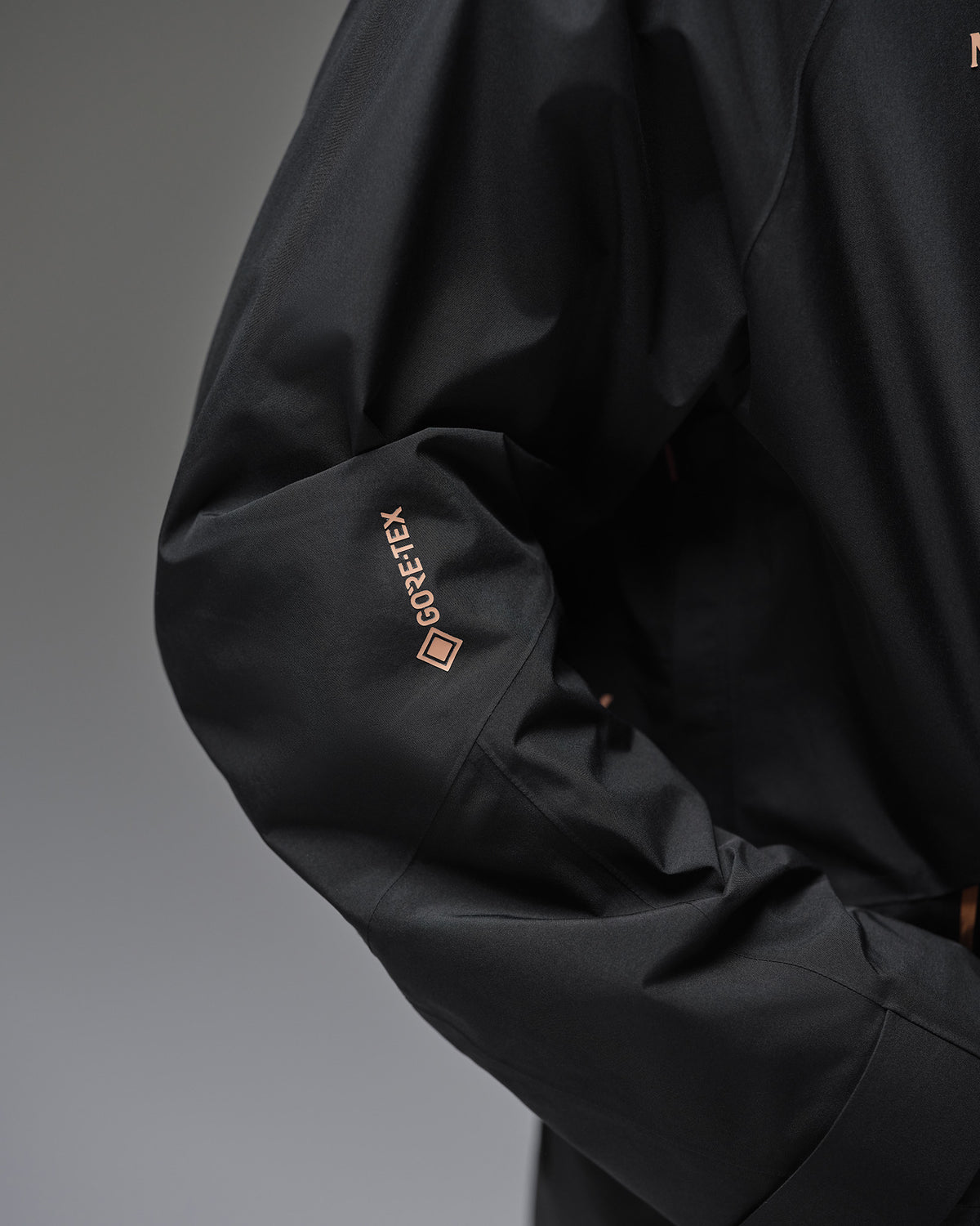 Close-up of the sleeve on the Black NOBADAY Men’s Summit GORE-TEX snow jacket with GORE-TEX logo